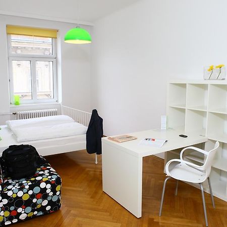 Hostel & Guesthouse Kaiser 23 فيينا الغرفة الصورة